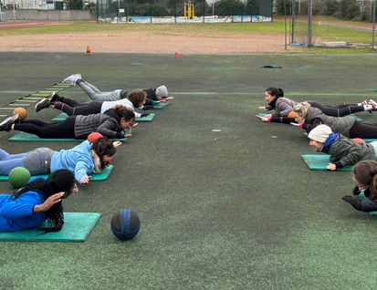 Séance Athlé-Fit avec exercices de gainage sur tapis