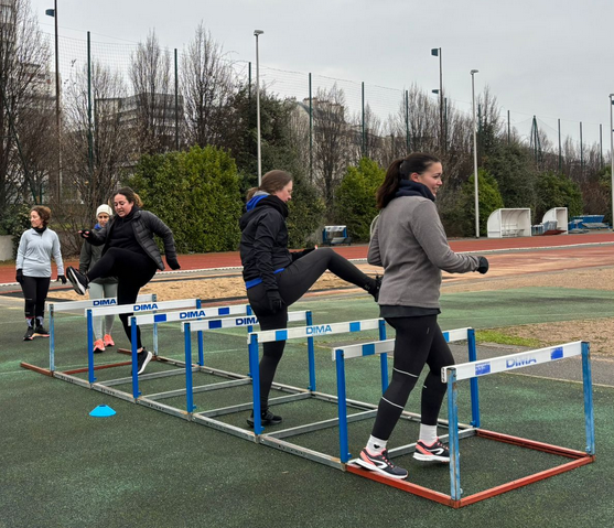 Séance Athlé-Fit avec exercices de mobilité près des haies