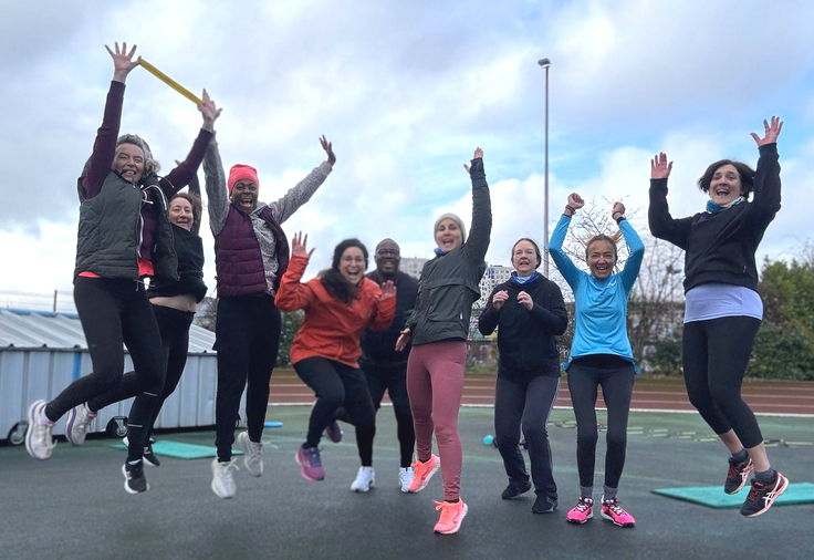 Groupe Athlé-Fit souriant sur la piste