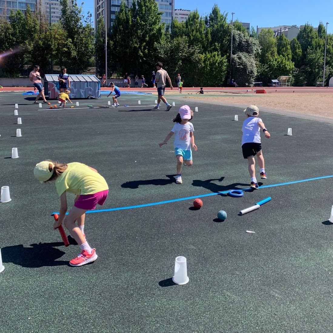 Enfants sur un atelier ludique de l'école d'athlétisme AO Charenton