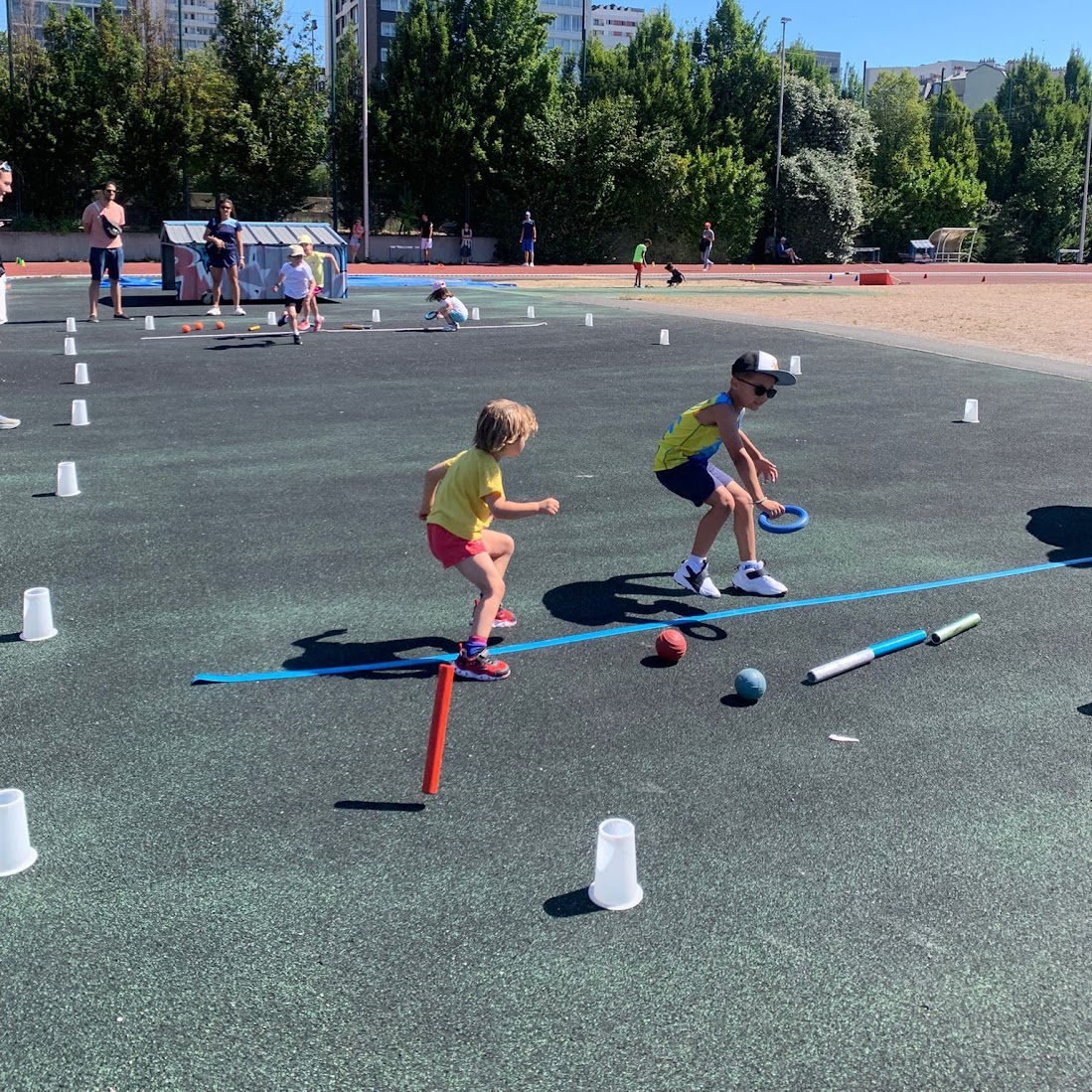 Enfants sur un atelier de course et de coordination