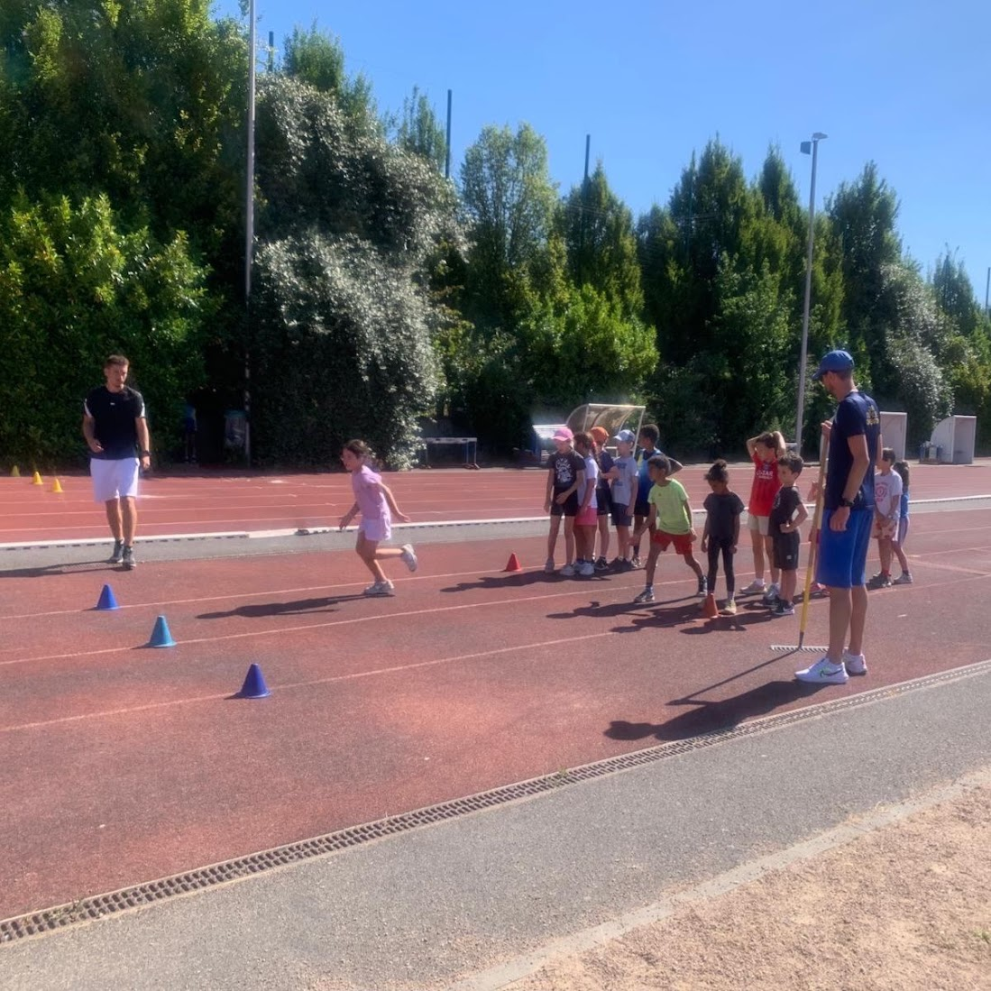 Enfants alignés avant un départ sur la piste