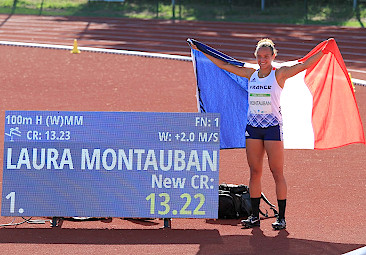 Laura avec le drapeau lors des FOJE