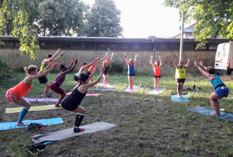 Groupe AO Charenton en posture de Running Yoga en extérieur